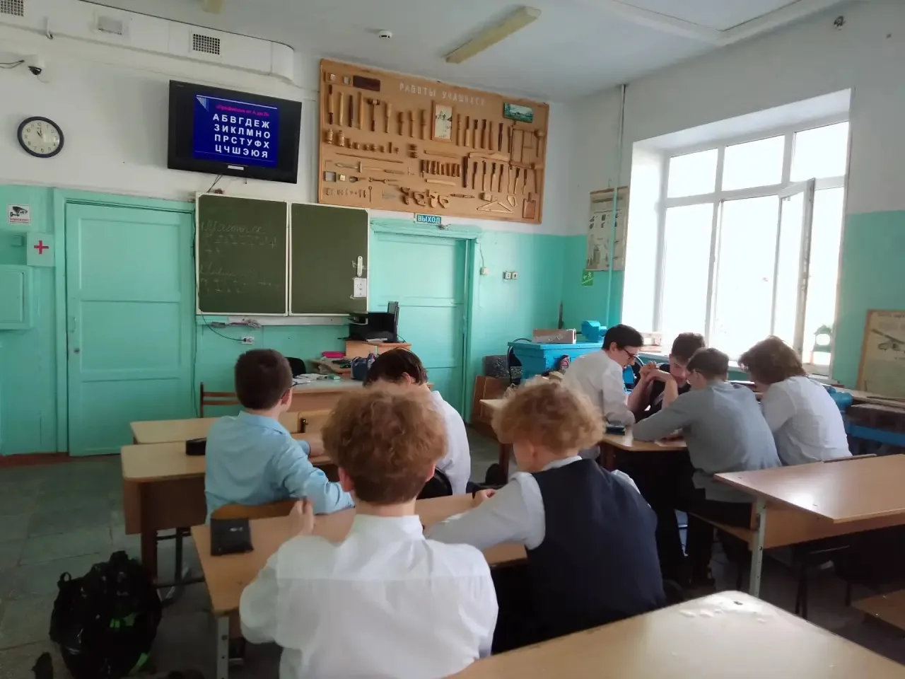 Завершающаяся учебная неделя была посвящена трудовому обучению. В понедельник юноши 8-х классов прин