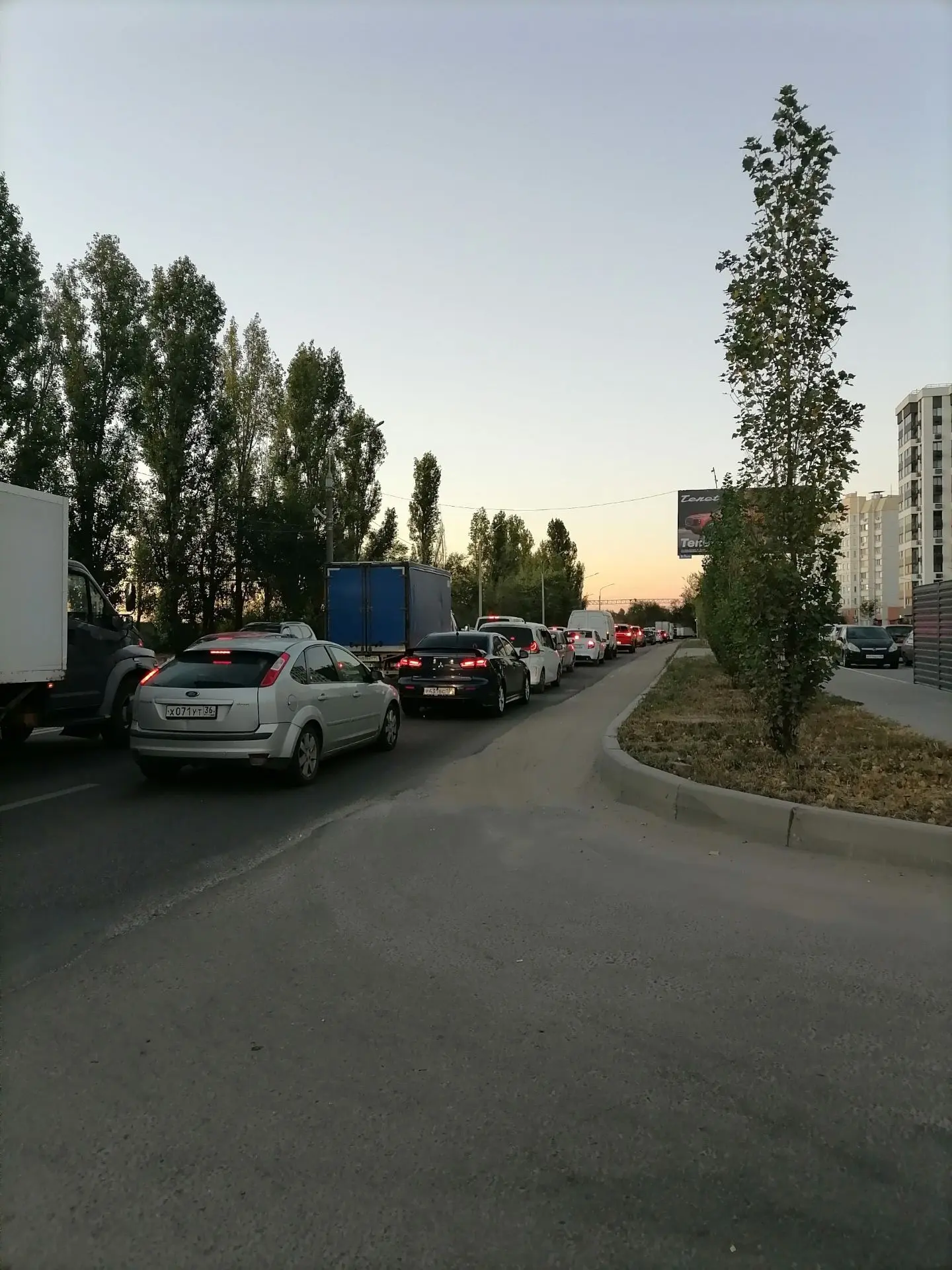 🚗🚙 Читатели сообщают, что на Волгоградской сейчас большая пробка. Машины стоят от ост...
