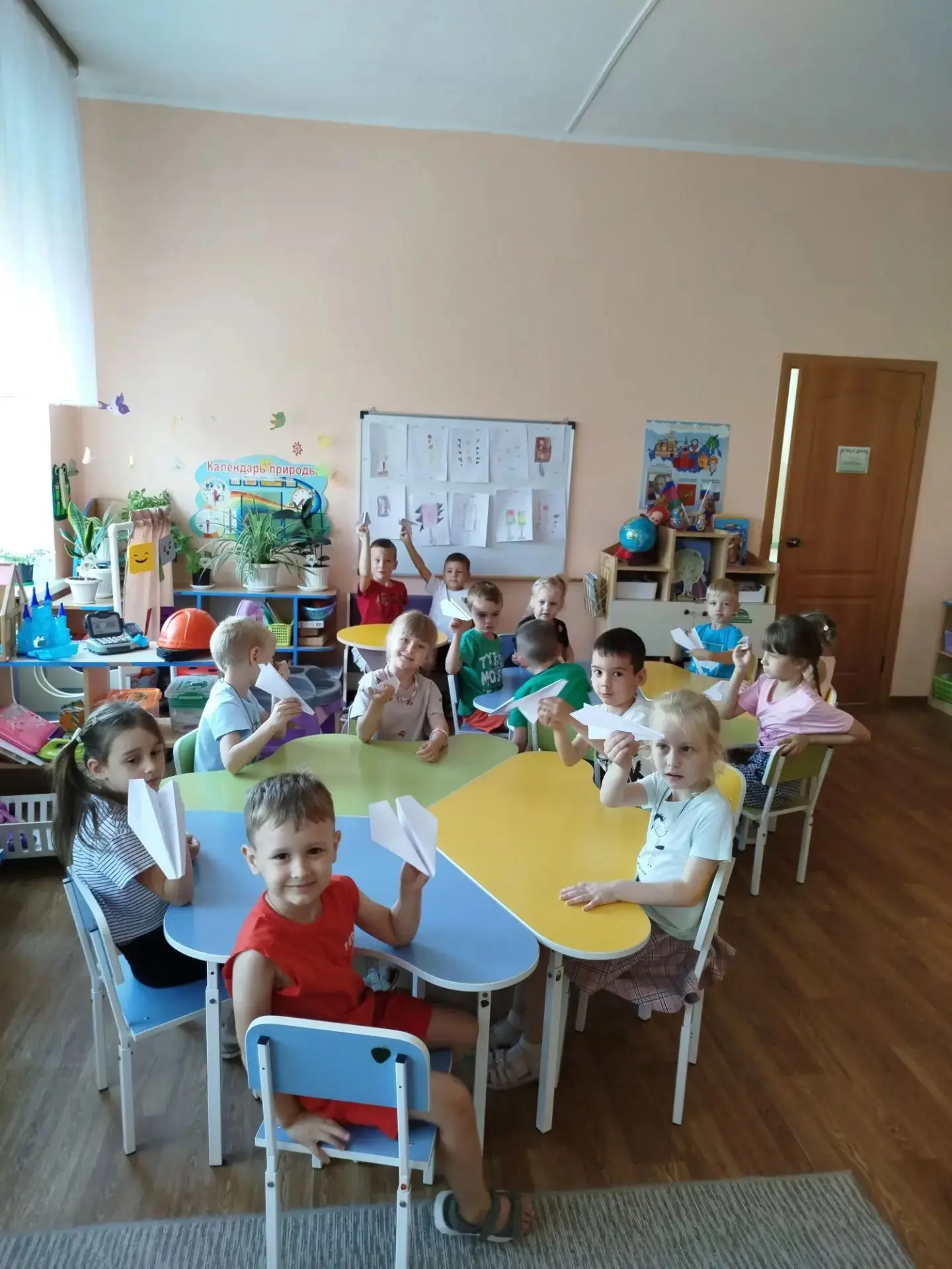 Сегодня у нас день бумаги. Ребята с большим интересом узнавали о производстве бумаги её...