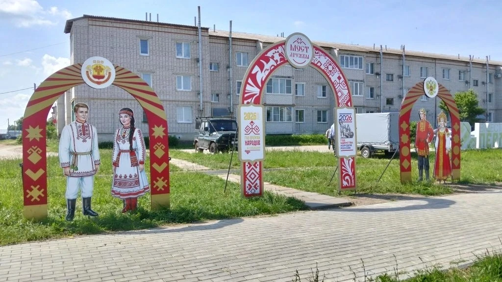 Вот такие прекрасные малые архитектурные формы «Дружба народов» появились на пешеходной аллее села К