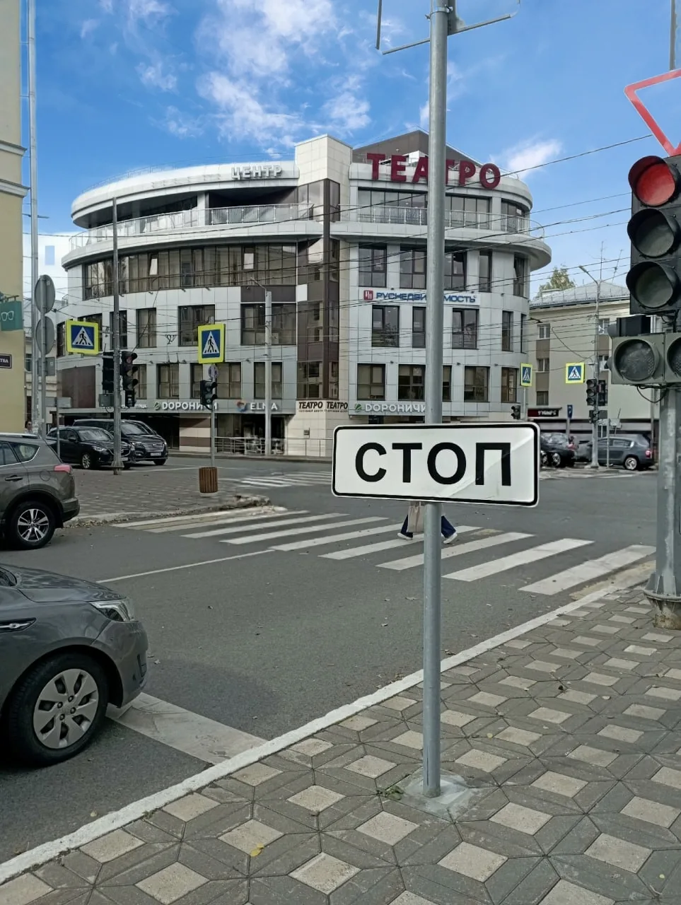 В Кирове заменят дорожный знак, о который пешеходы не раз ударялись лбами