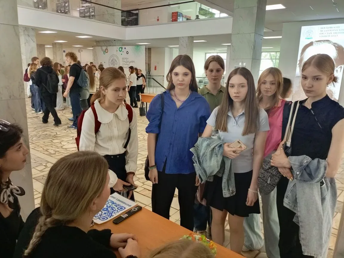 ⭐ Дороги Победы: наш 8-й класс в сердце истории  14 мая 2026 года наши замечательные ученицы 8 класс