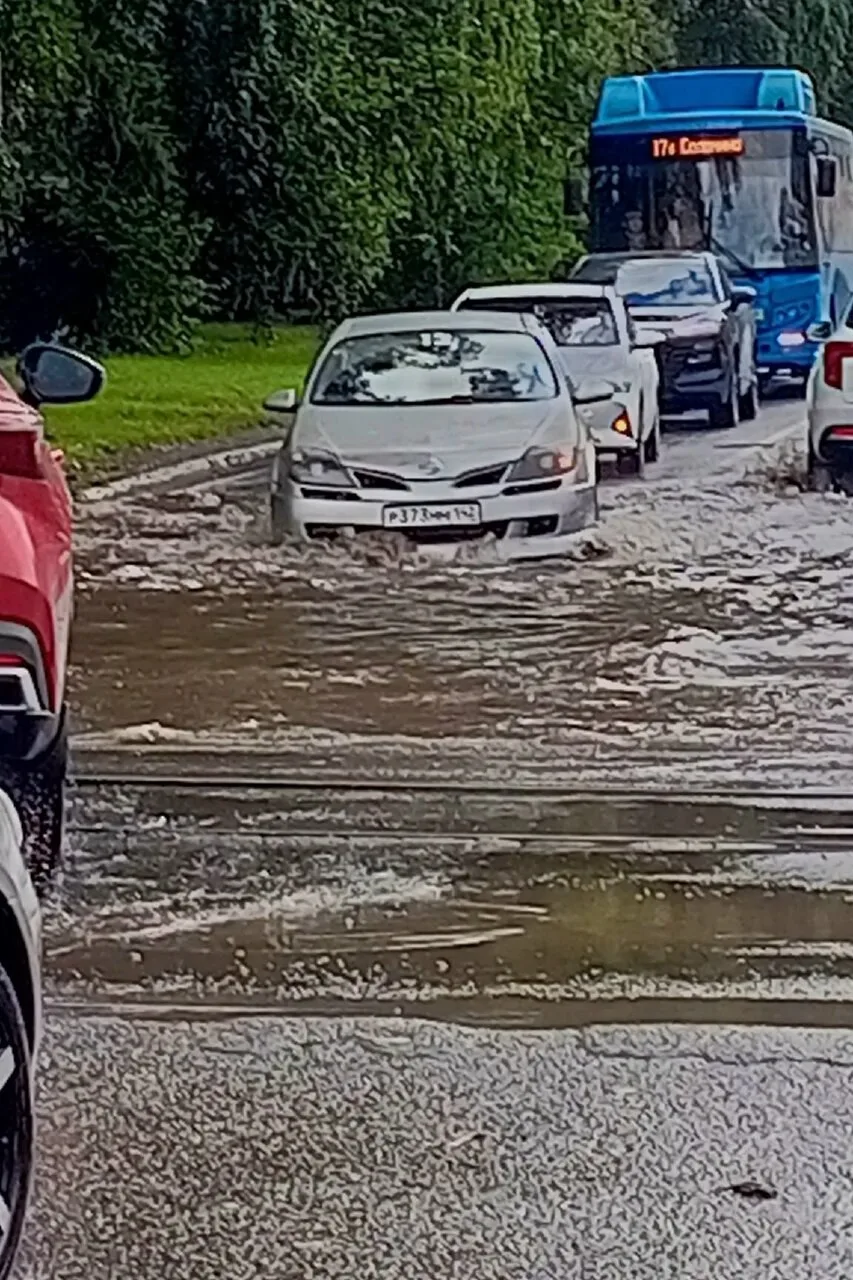 🌧 «Не перейти дорогу, не выйти из трамвая»: остановку на Запсибе затопило после дождя