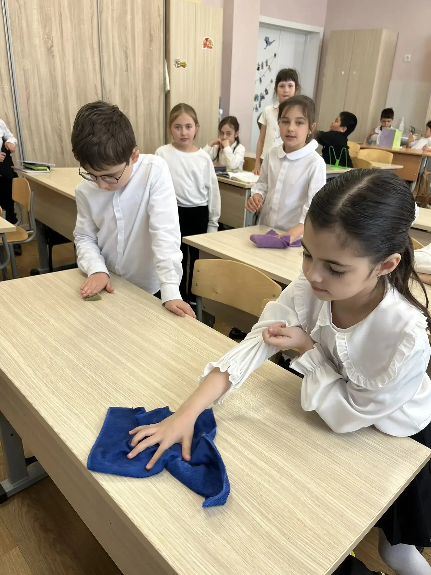 🌸Учащиеся начальных классов вчера приняли участие в еженедельной школьной акции "Чистый четверг".   