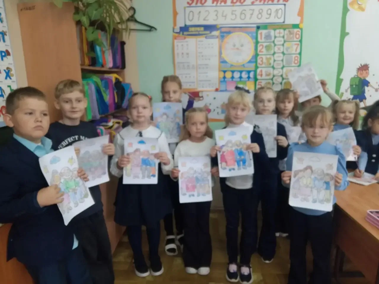 В младших классах ко Дню пожилого человека ребята рисовали открытки для своих любимых б...
