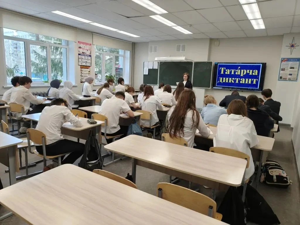 ✍🏻25 апрель көнне безнең гимназиябездә, дөньяның күп кенә мәйданчыкларындагы кебек үк, «Татарча дикт