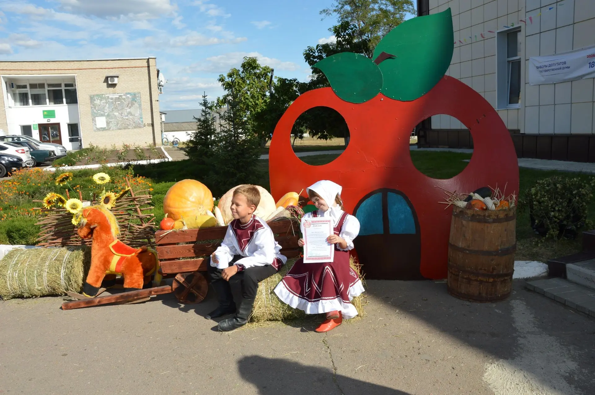 🍎 В Евстратовке прошёл Vlll Межпоселенческий фестиваль русской песни "Спас яблочко при...