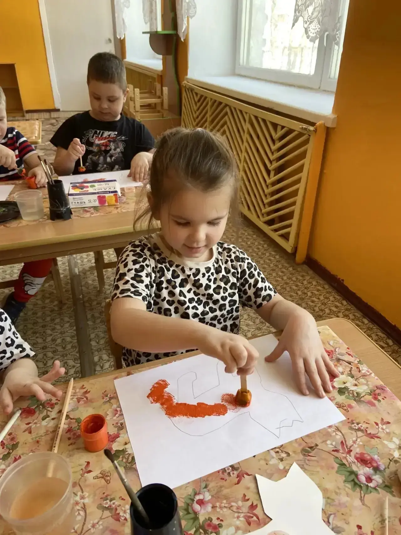 В дошкольном учреждении «Золотой петушок» продолжает свою работу кружок «Акварелька». В работе с дет
