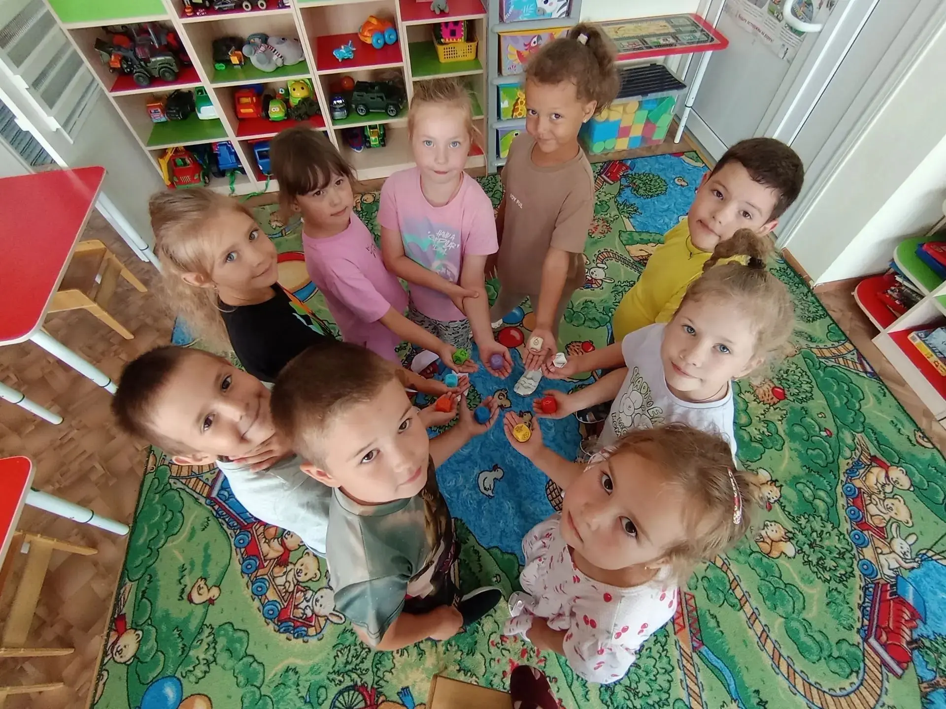 Когда идёт дождь, можно поиграть в новую игру. "Говорящие" кубики помогают развивать речь, воображен