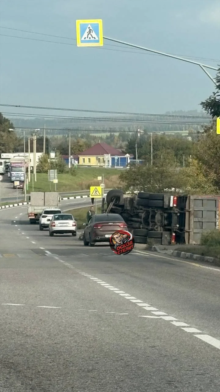 Поворот на Ремзаводские гаражи, перевернулся самосвал.