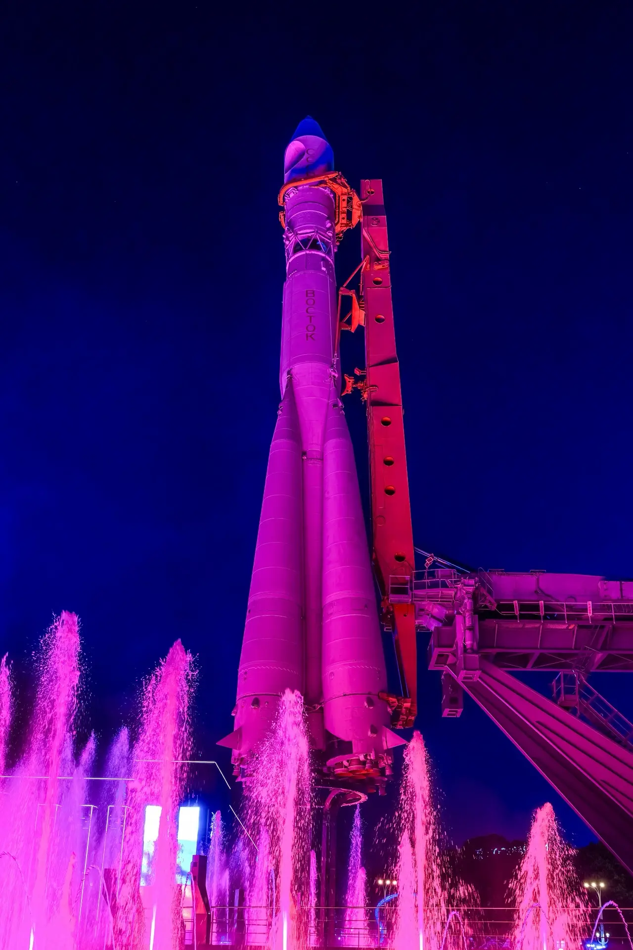 🚀 По вечерам под макетом ракеты-носителя «Восток» на ВДНХ будут проходить светодинамич...