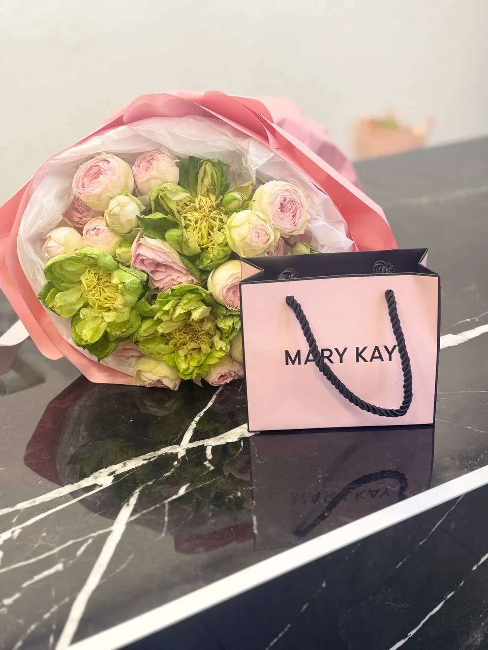 Для подарков важным для меня людям конечно же выбираю Mary Kay. Угадайте, что в черном ящике розовом