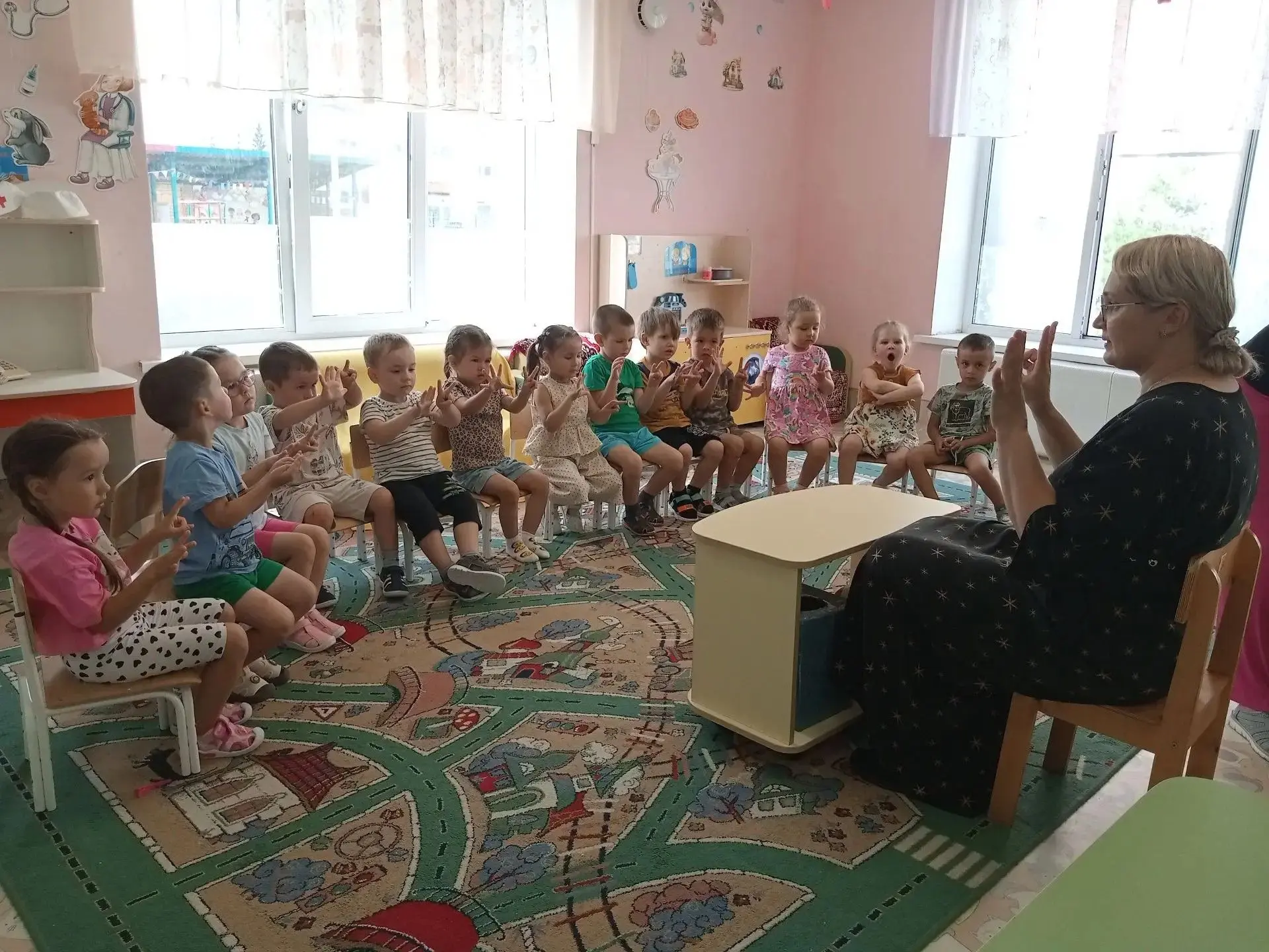 Сегодня в группе №2 прошло необычное и очень важное занятие. К ребятам в гости пришла педагог-психол