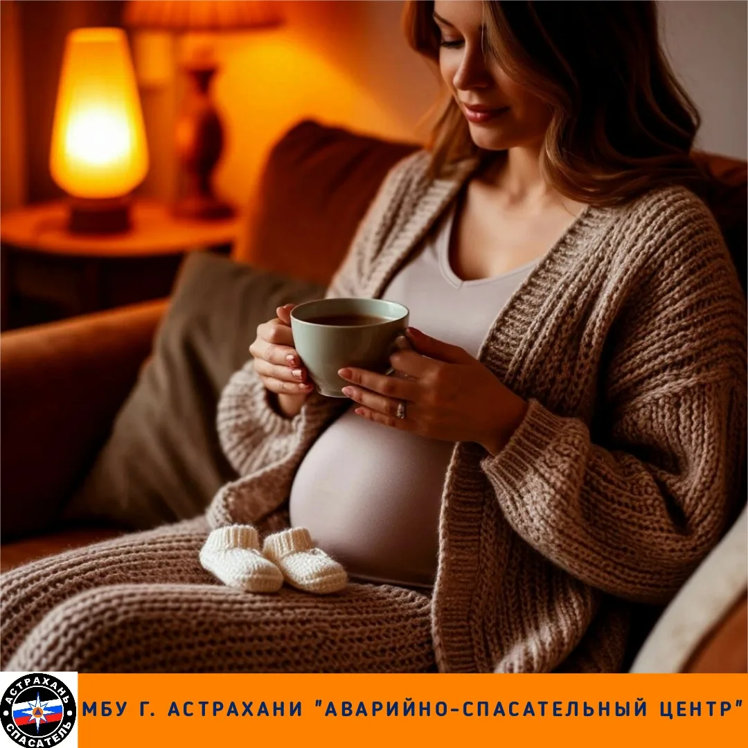 Городские спасатели вскрыли дверь в квартиру, чтобы пропустить врачей к беременной женщ...