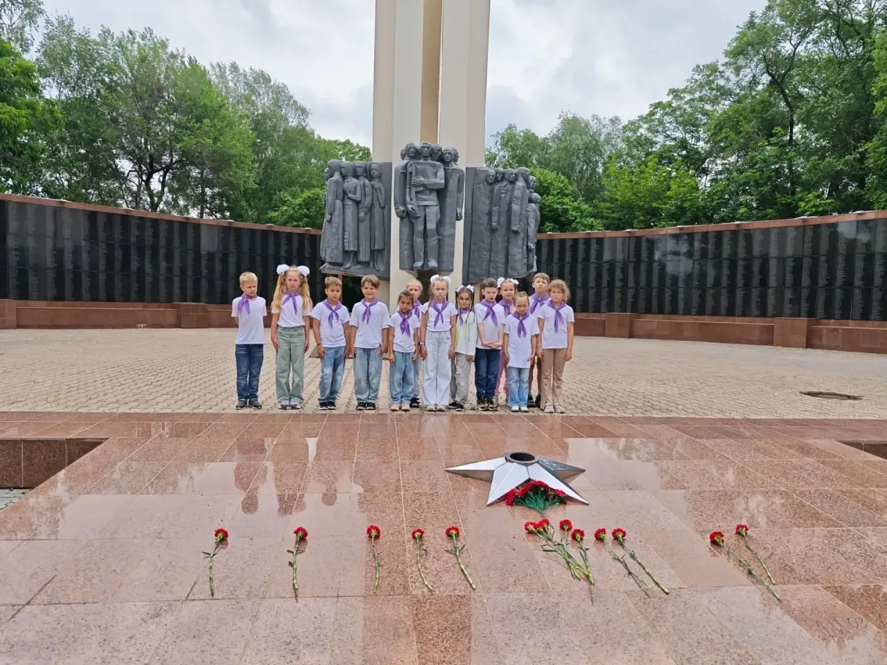 🌸 Орлята России чтут память героев
22 июня — День памяти и скорби. В этот день мы вспоминаем тех, к