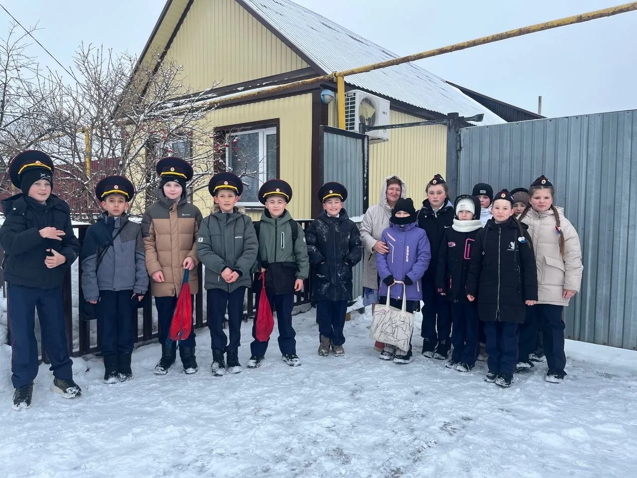 Сердца юных – для мам и жен героев! ❤️  В преддверии Международного женского дня ученики нашей школы