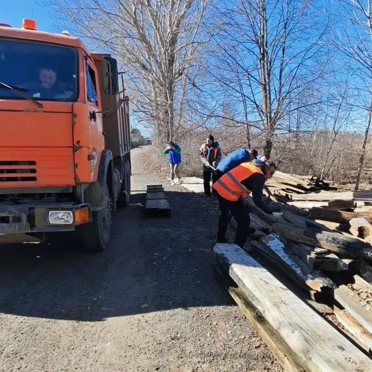 На улице Луговой продолжаются работы по очистке придомовых территорий от мусора, который остался пос