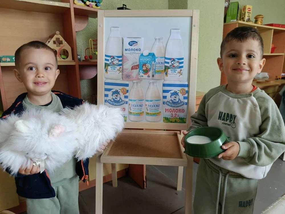 «День молока»🥛😀
Пейте, дети, молоко,
Будете здоровы!🥛👭
В начале занятия к детям в гости пришел К