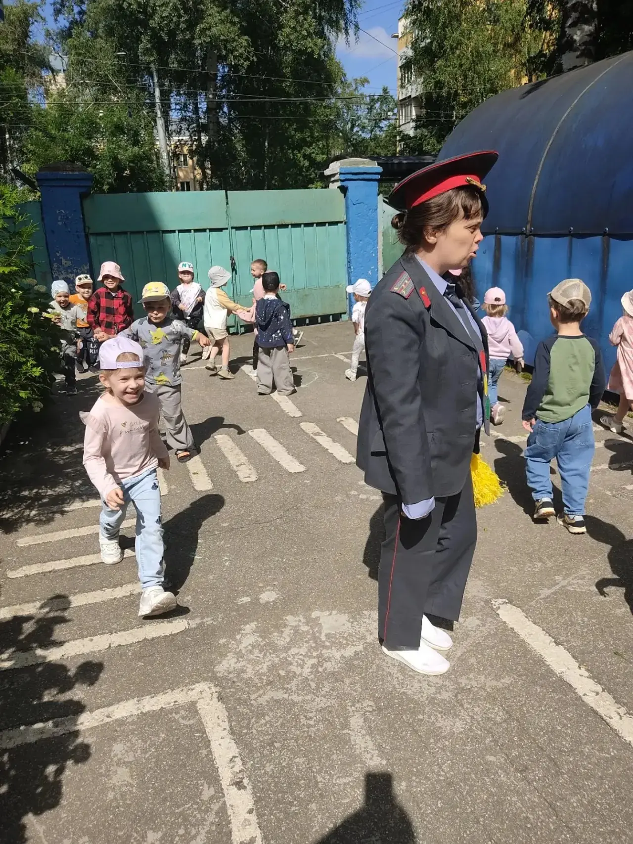 Сегодня к нам в гости пришёл инспектор ГИБДД! 🚔

Он провёл для ребят увлекательную беседу о правила