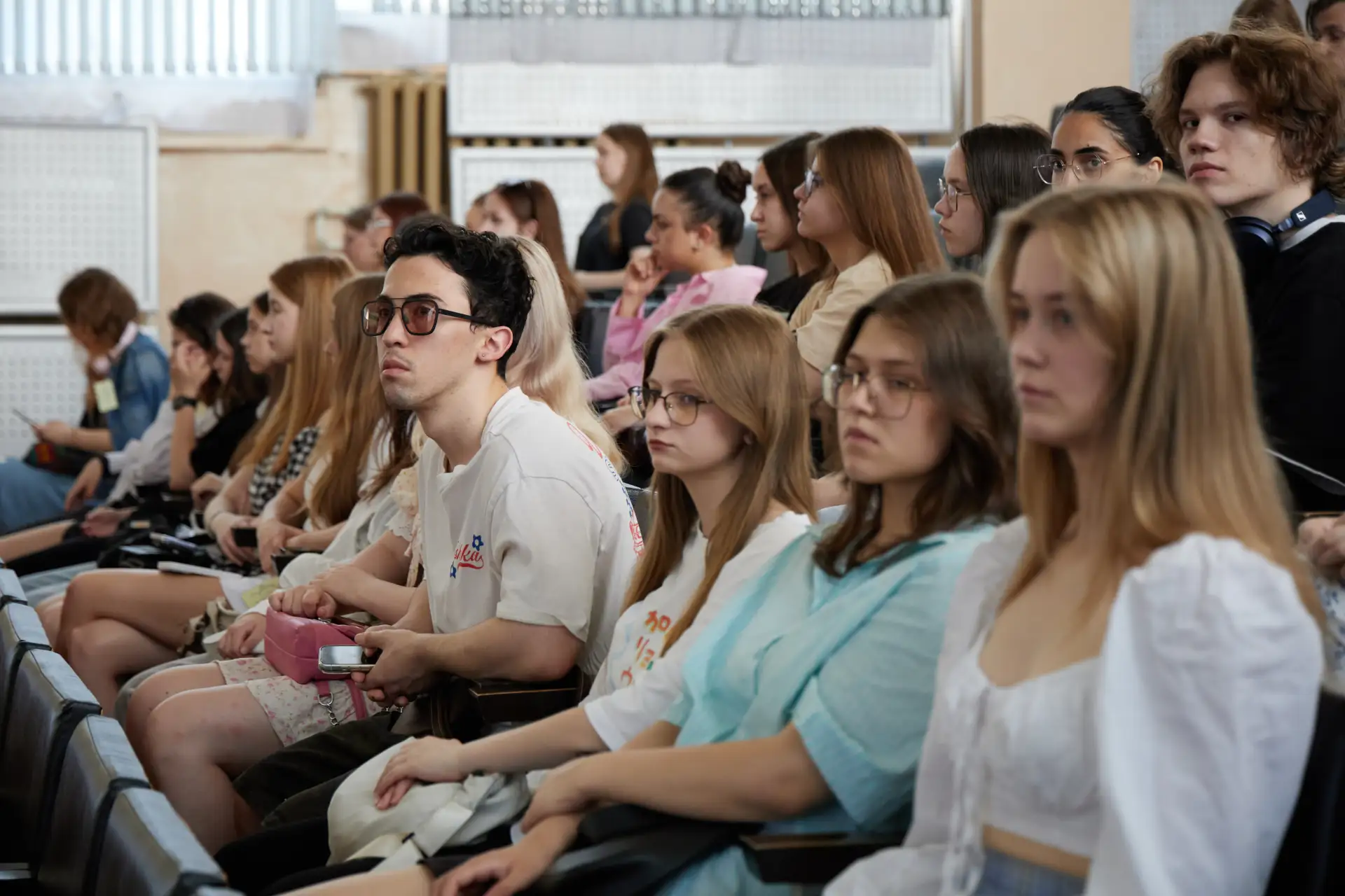 🧑‍🎓 Будущие педагоги знакомятся с системой образования: 140 студентов НГЛУ проходят практику в НИР