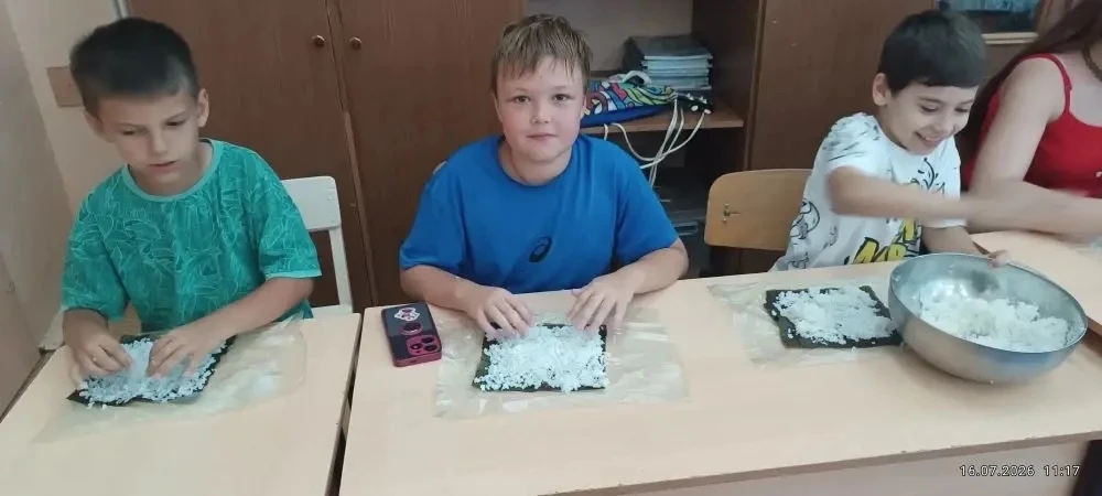 Сегодня в школьном лагере прошел мастер-класс по приготовлению ролл. Каждый ребенок сам...