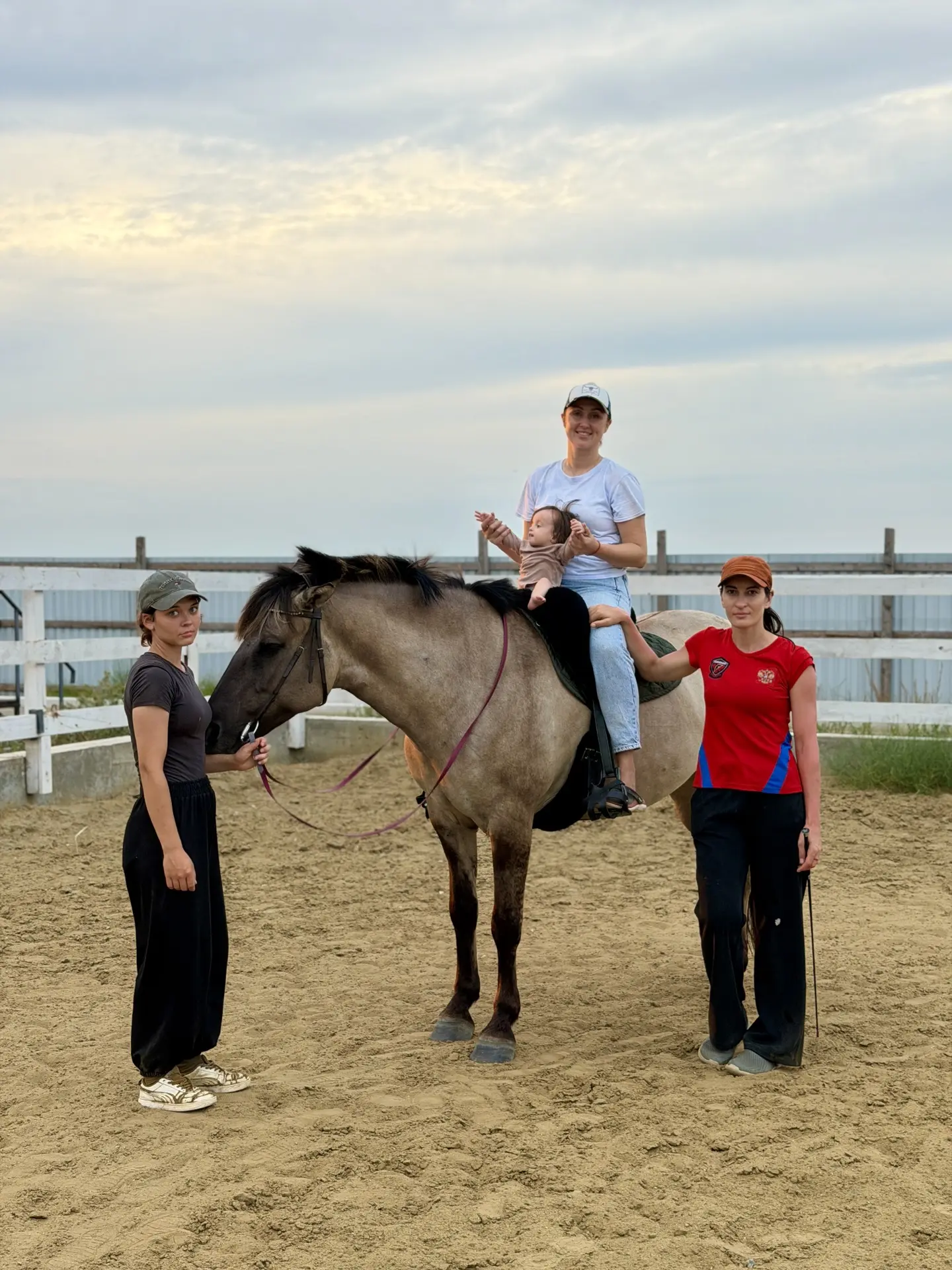 Наши ребята провели незабываемый выездной день на иппотерапии! 🐴