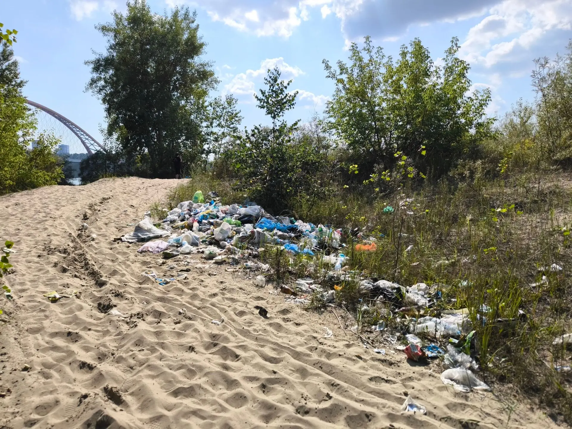🌳АО «САХ» и волонтеры убрали свалку под Бугринским мостом
 
💬На прошлой неделе к нам обратились не