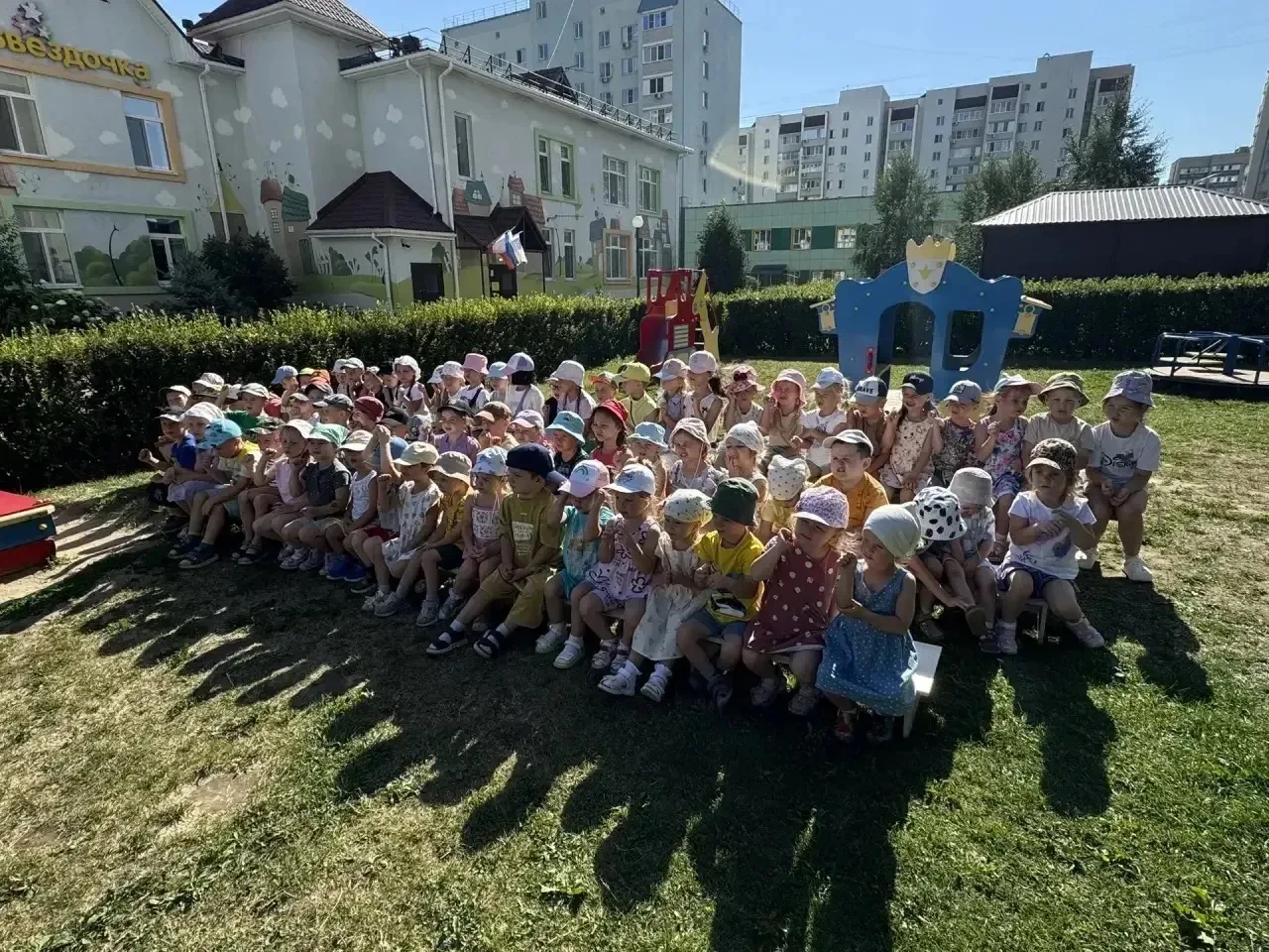 🎭 Сегодня в нашем саду случилось настоящее чудо!
Педагоги подарили ребятам летний театр «Волшебная 