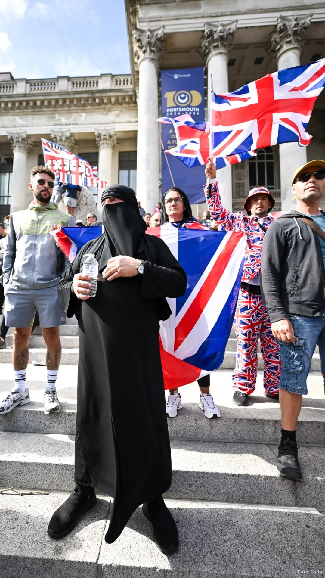 Впервые в истории Британии человека задержали за скрытие лица на митинге — 76-летний му...