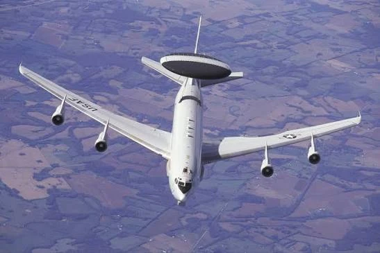 Самолет дальнего радиолокационного обнаружения Boeing E-3A Sentry вылетел с авиабазы НАТО под Шауляе