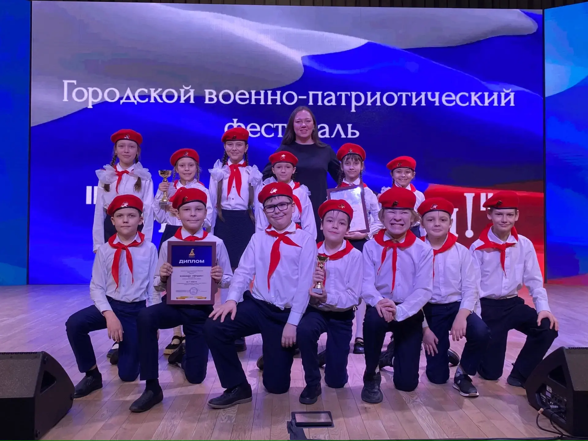 Вчера в гимназии №16 состоялось закрытие городского военно-патриотического фестиваля "Виват, Россия!