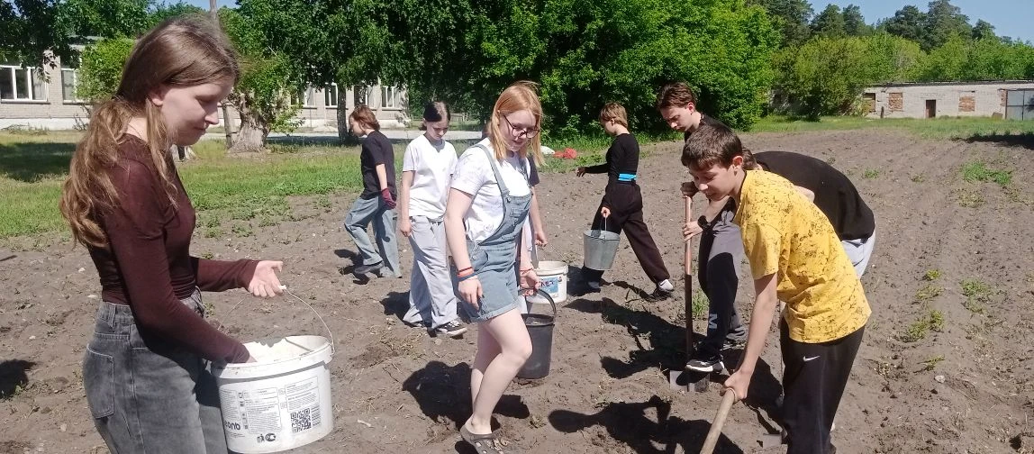 Посадка картофеля на школьном огороде🌞