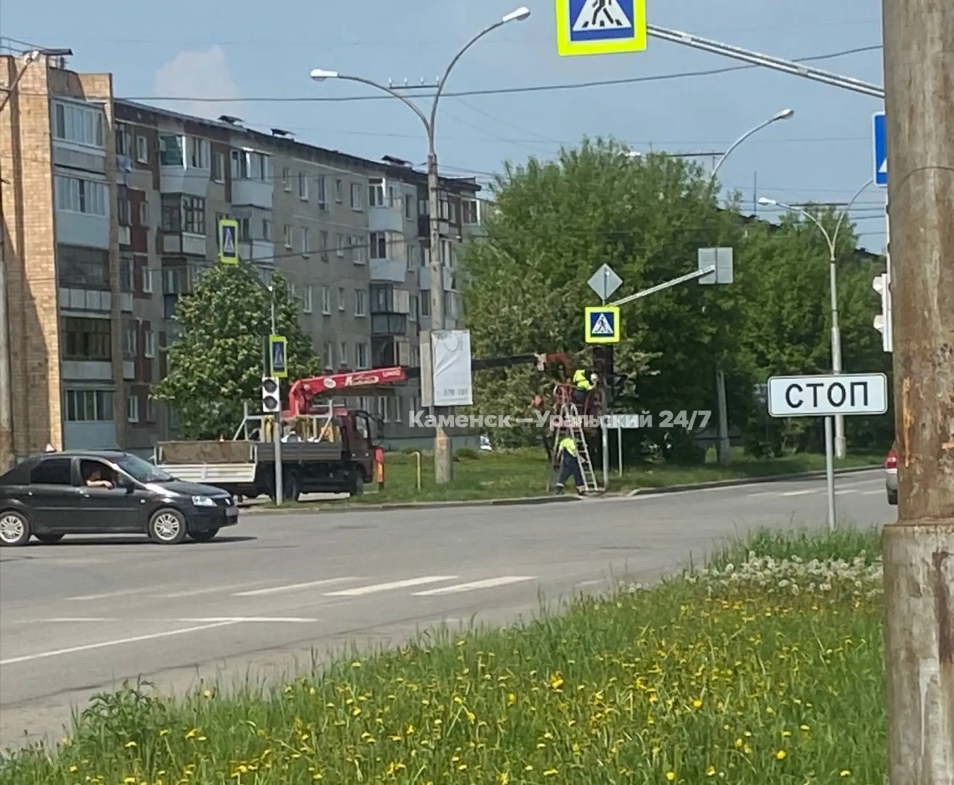 На перекрёстке Каменская — Калинина заменяют старые светофоры на новые  Подписаться | Прислать новос