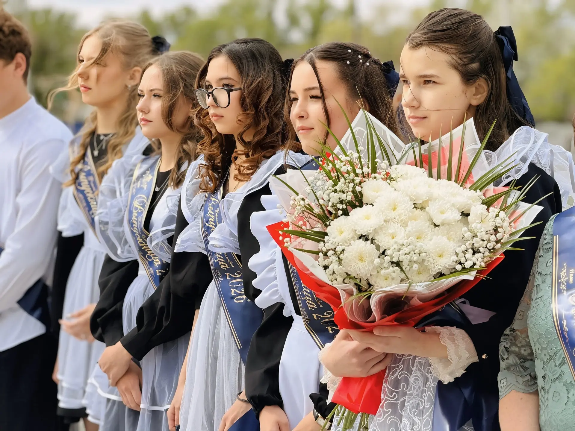 🔔 Последний звонок — и сердце замирает…
Сегодня наши выпускники из 9‑х и 11‑х классов попрощались с