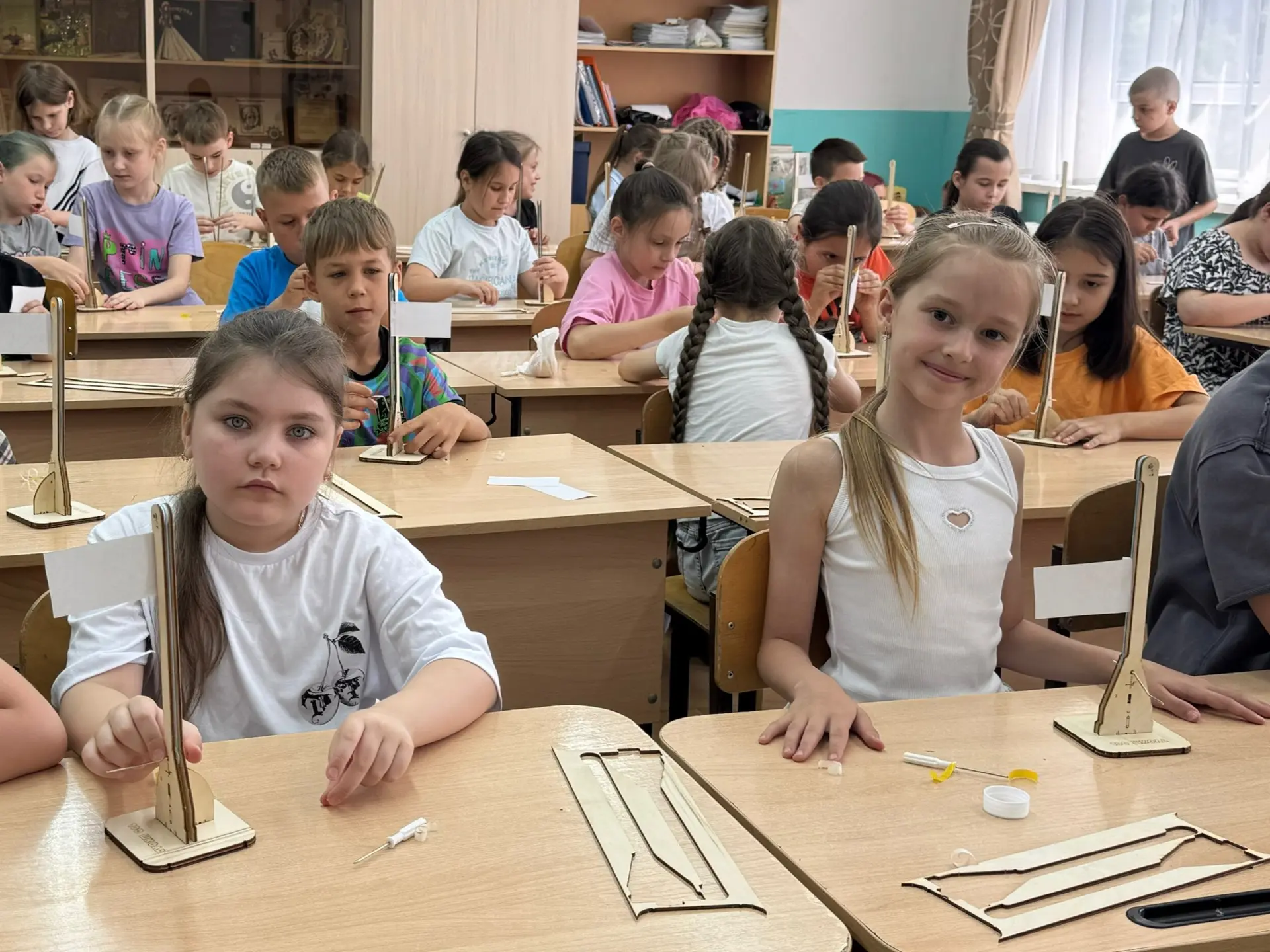 🇷🇺 Мастер-класс в «Весёлом улье»: готовимся ко Дню России!

В преддверии праздника ребята из школь