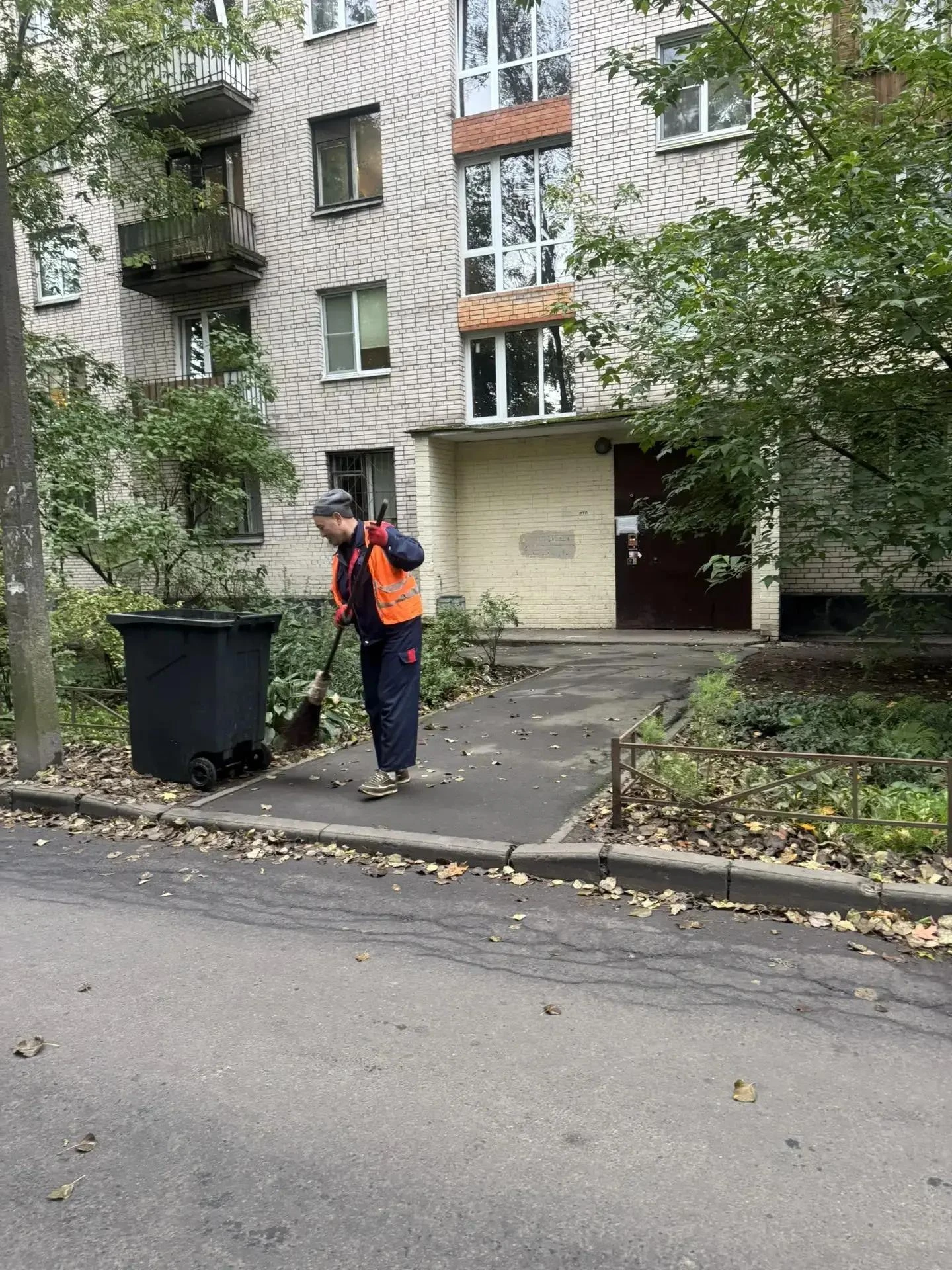 Уборка придомовой территории - это не просто метла и грабли: это километры пройденных д...