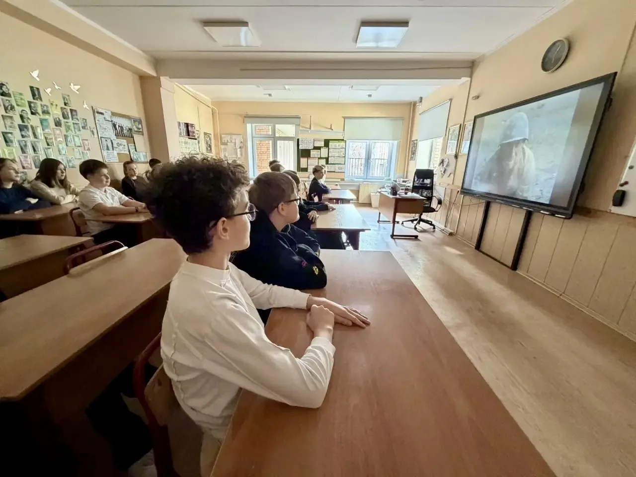 «Московское кино в школе» о важном 🎬  🪖 Наши ребята посмотрели фильм «Они сражались за Родину» в пре