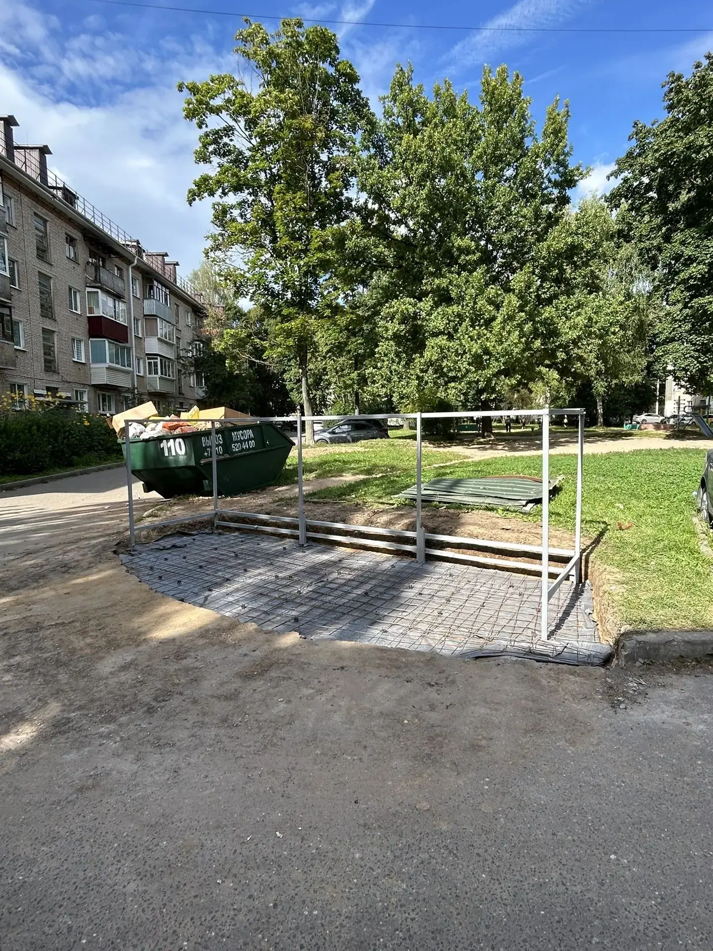 Двор на Победы, 20: реконструкция мусорной площадки уже началась! ♻️🏗️