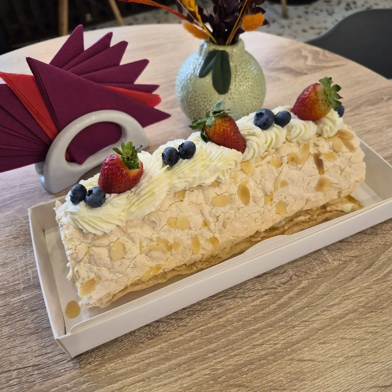 В наличии меренговый рулет с клубникой и голубикой! 🫐🍓