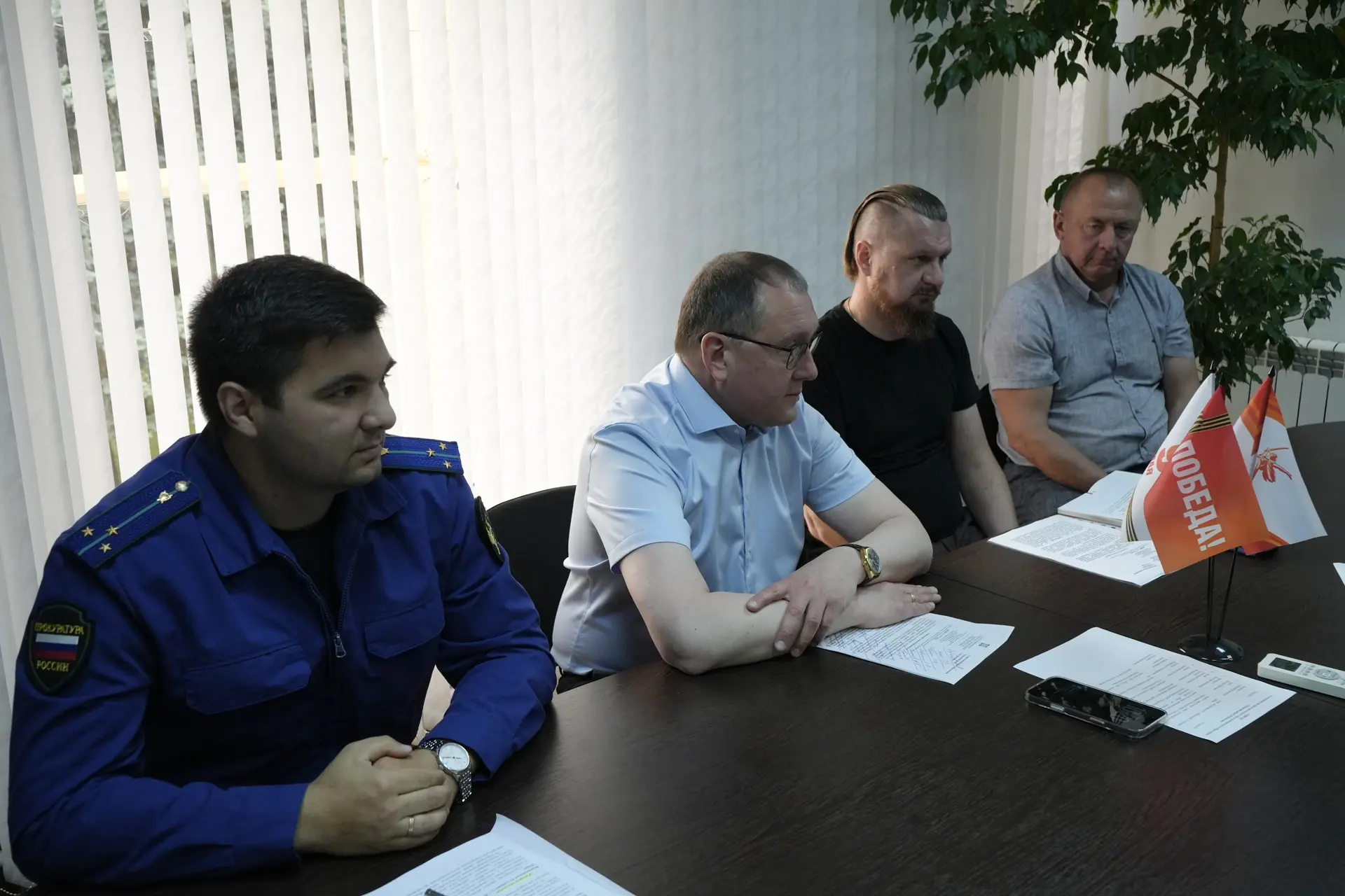 Провел рабочее совещание по вопросу ввода в эксплуатацию построенных газопроводов в х.У...