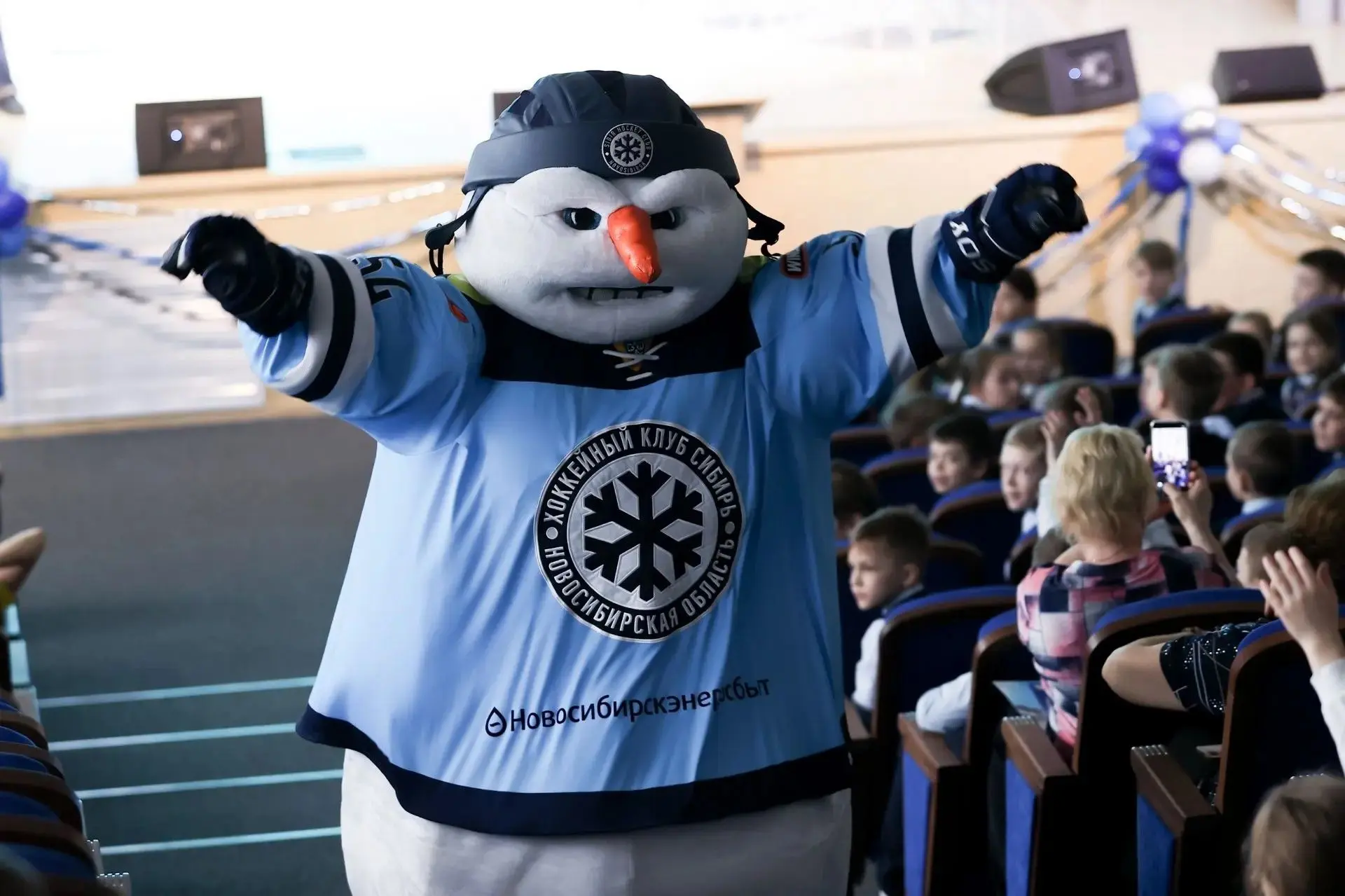 ❄️В Лицее №185 прошел урок хоккея🏒, организованный хоккейным клубом "Сибирь"🩵💙🤍. На мероприятии прис