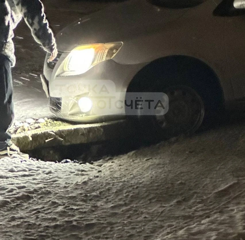 😨 Арматура пробила колесо автомобиля на парковке возле дома в Южно-Сахалинске  Неприятность случилас