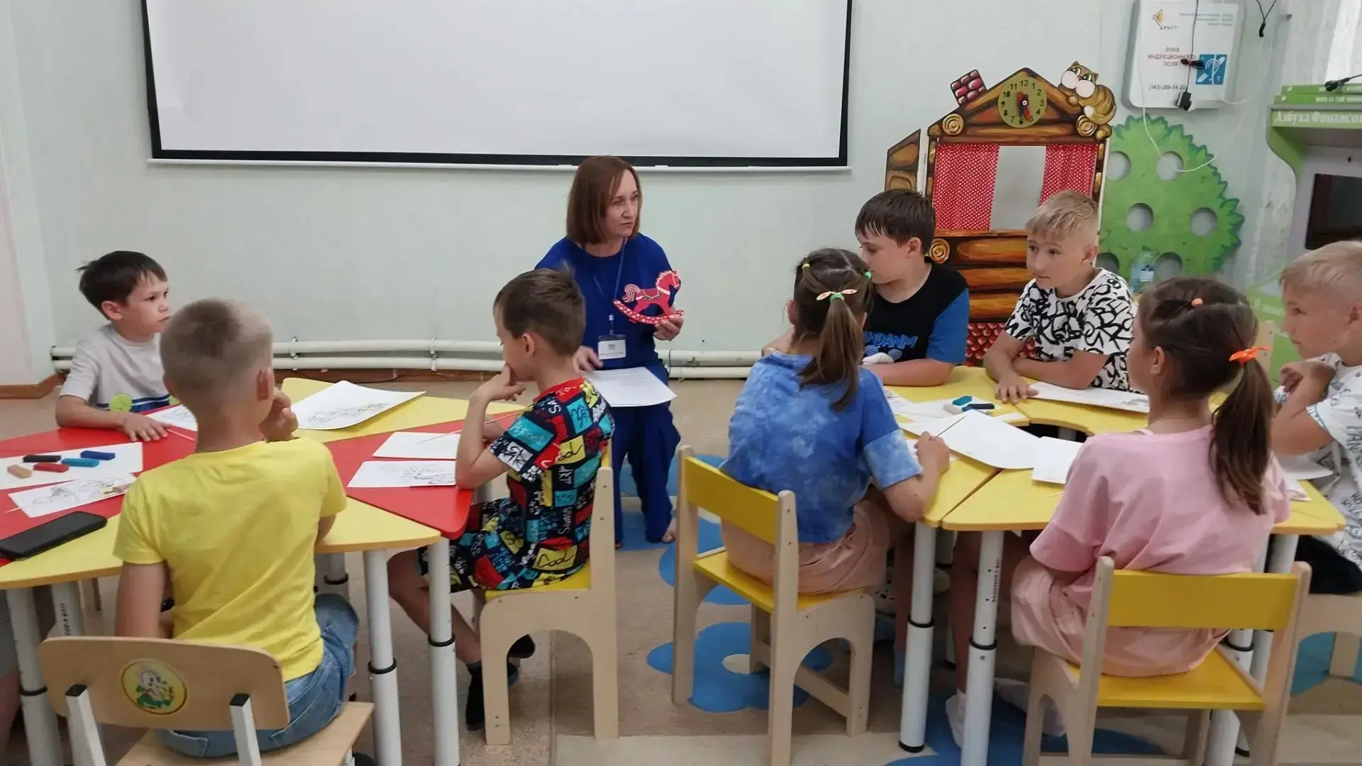 🎨 Волшебство народных промыслов в нашем центре!

    ✨ Мы с ребятами совершили настоящее путешестви