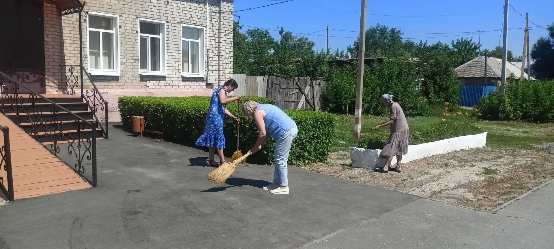 ✍️Работники МБУК «Краеведческий музей Дергачевского района» провели субботник по благоу...