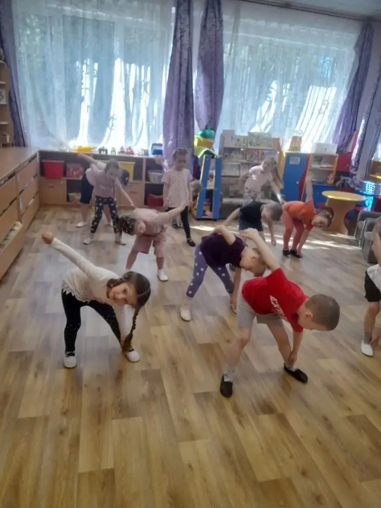 В группе « Стрижи» растут настоящие спортсмены! посмотрите , какие старательные там реб...