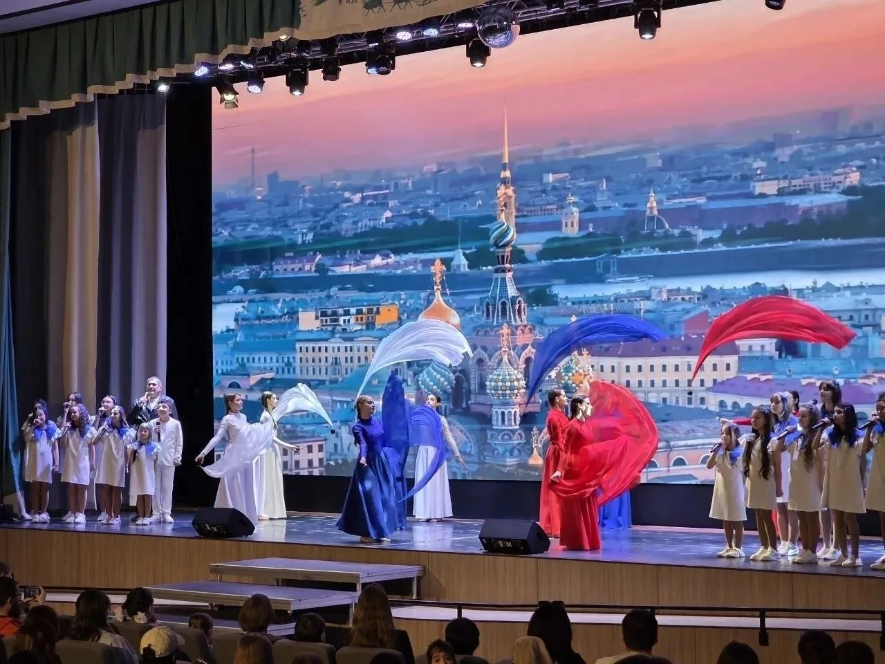 Невероятная атмосфера царит на благотворительном марафоне «СВОИ» в Арктическом лицее.   Различные ма
