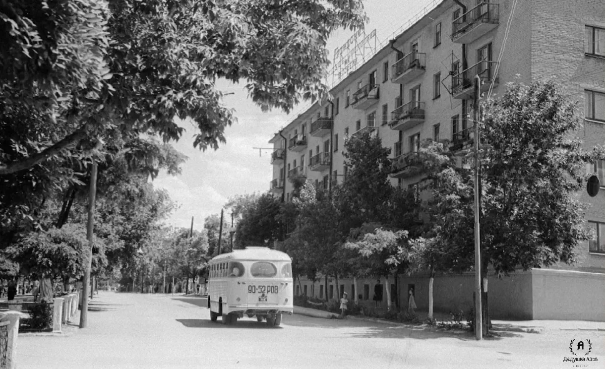 Автобус на проспекте Карла Маркса(Нынешний Петровский бульвар) 🚌