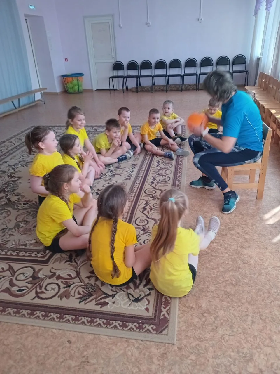 На улице царил спортивный азарт! 🏃‍♂️🏃‍♀️ Старшая и подготовительная группы сразились...