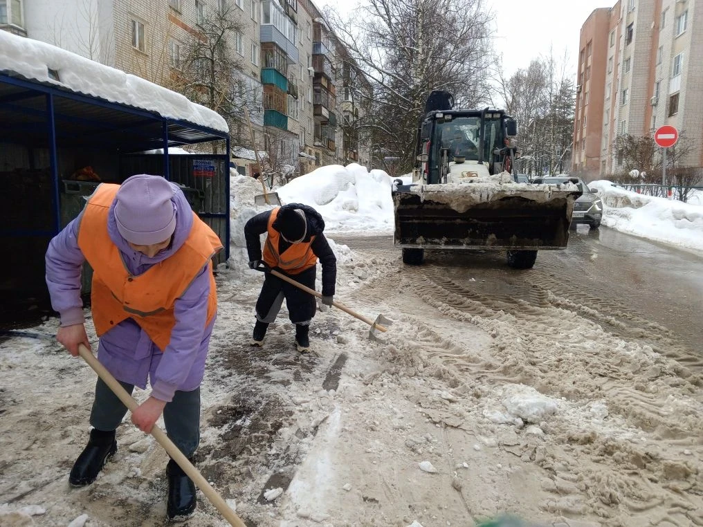 В связи с меняющимися погодными условиями оперативно проводим очистку входных групп, тротуаров и зон