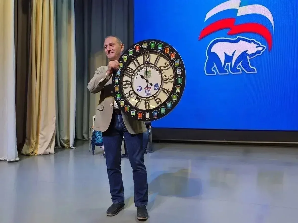 🤔 Кто получил уникальный подарок от Единой России?